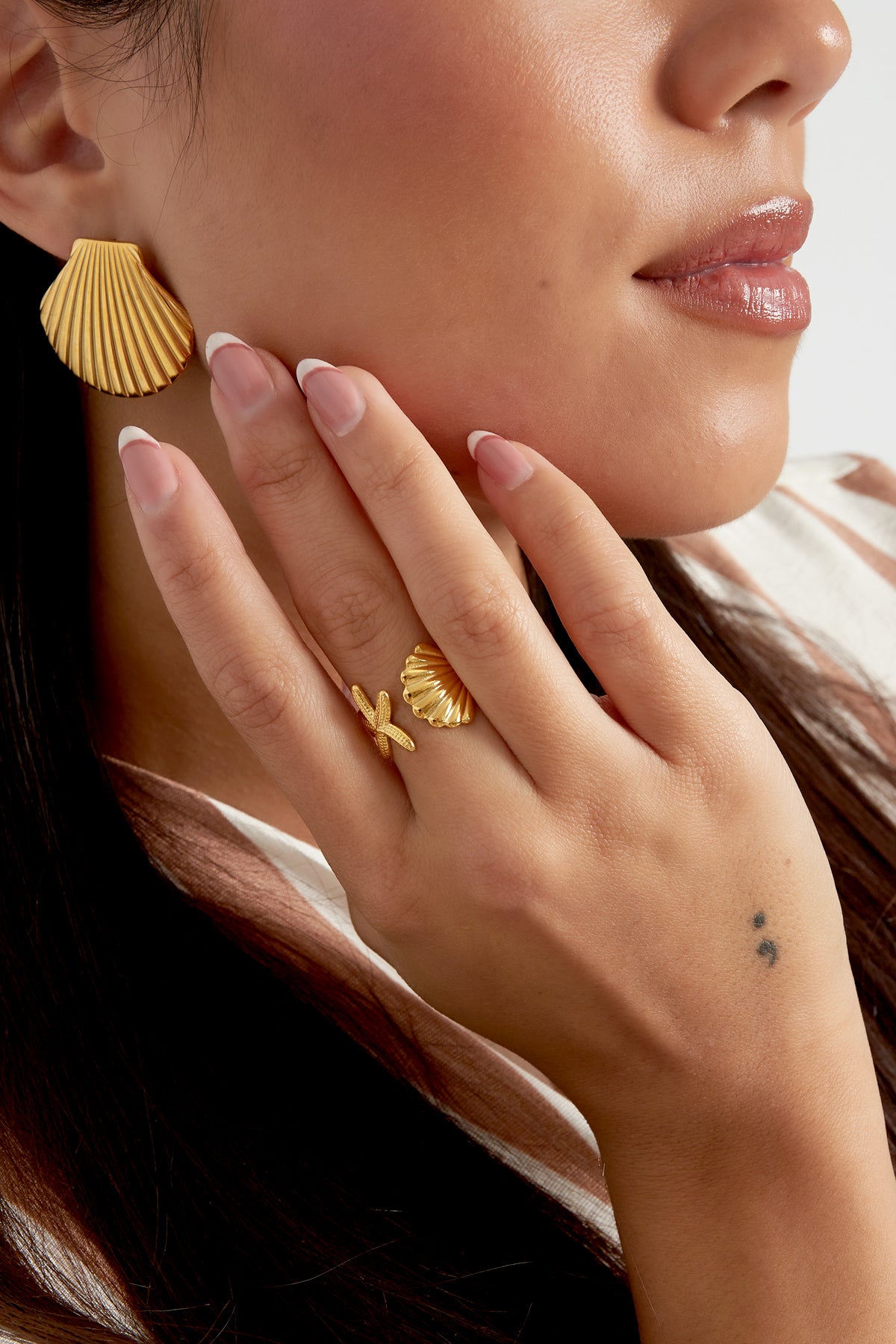 ring met zeeschelp en ster op model