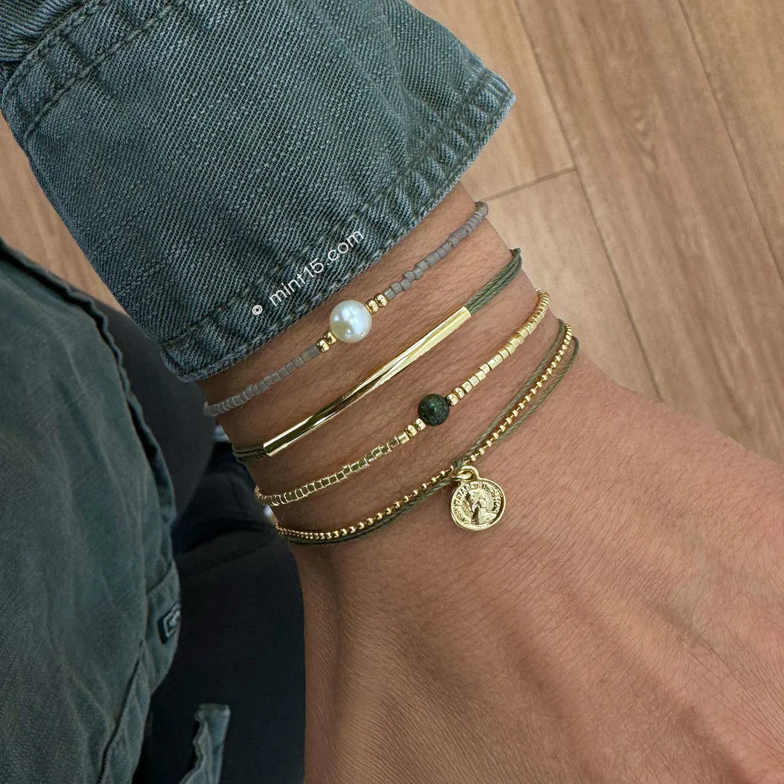 Armbanden set army green, goudkleurig, maat 16-19cm, om de arm van een vrouwelijk model