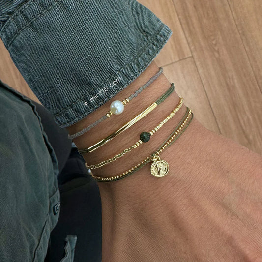 Armbanden set army green, goudkleurig, maat 16-19cm, om de arm van een vrouwelijk model