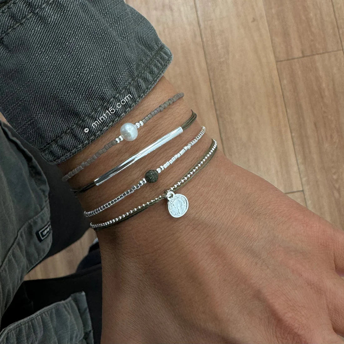 Armbanden set army green, zilverkleurig, maat 16-19cm, om de arm van een vrouwelijk model
