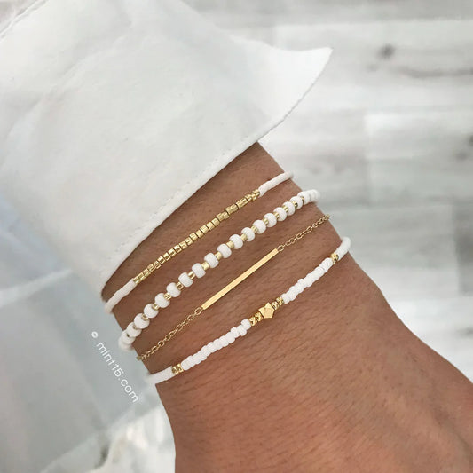 Armbanden set bright white, goudkleurig, maat 16-19cm, om de arm van een vrouwelijk model
