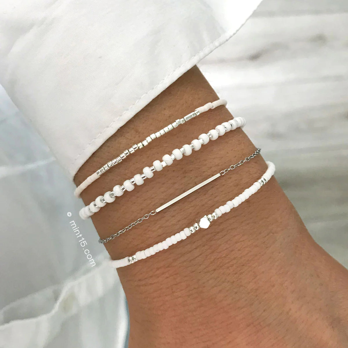 Armbanden set bright white, zilverkleurig, maat 16-19cm, om de arm van een vrouwelijk model
