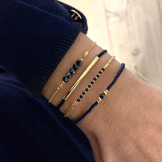 Armbanden set navy chic, goudkleurig, maat 16-19cm, om de arm van een vrouwelijk model