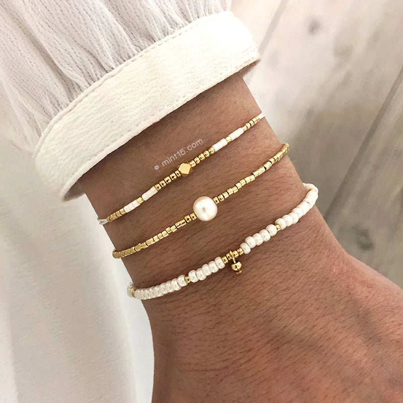 Armbanden set pearl shine, goudkleurig, maat 16-19cm, om de arm van een vrouwelijk model