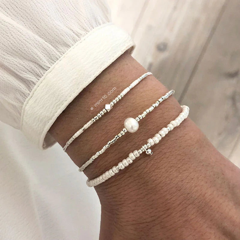 Armbanden set pearl shine, zilverkleurig, maat 16-19cm, om de arm van een vrouwelijk model