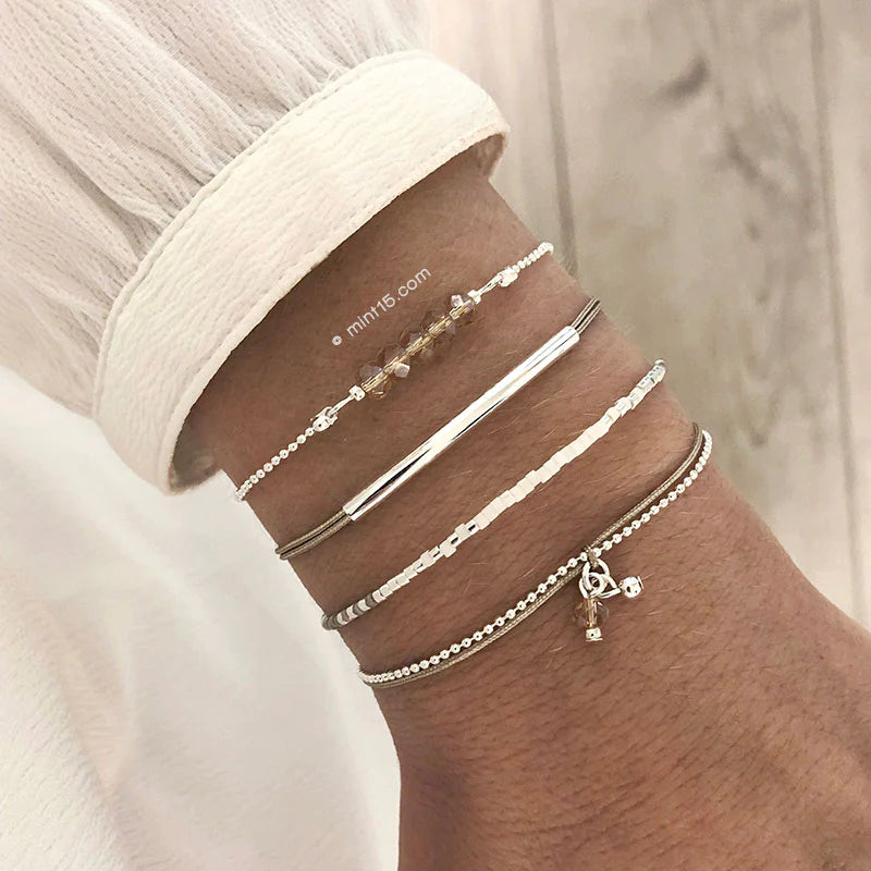 Armbanden set white & natural, zilverkleurig, maat 16-19cm, om de arm van een vrouwelijk model