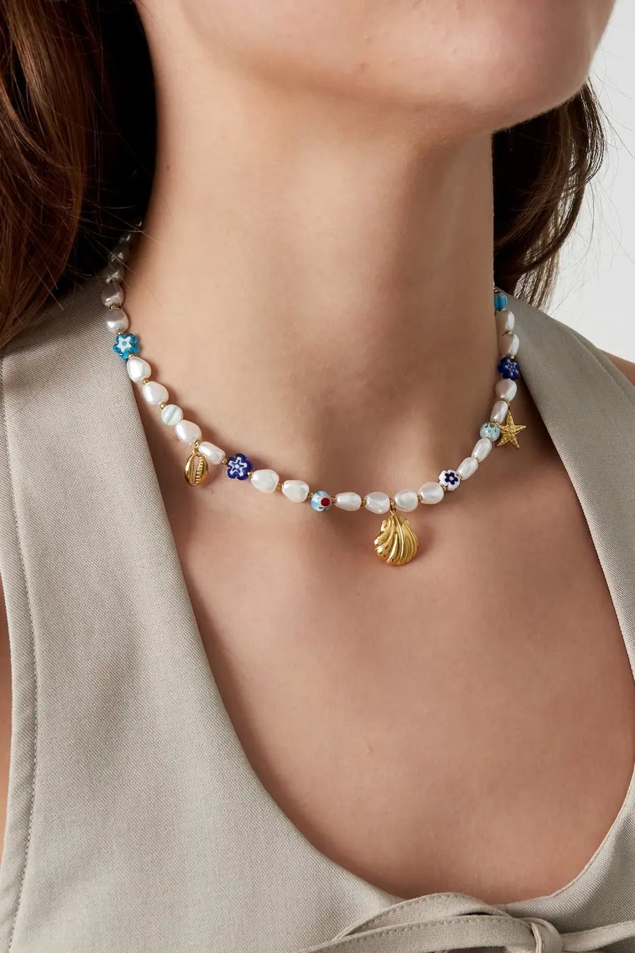 Gouden Imitatieparel ketting met schelpen op model