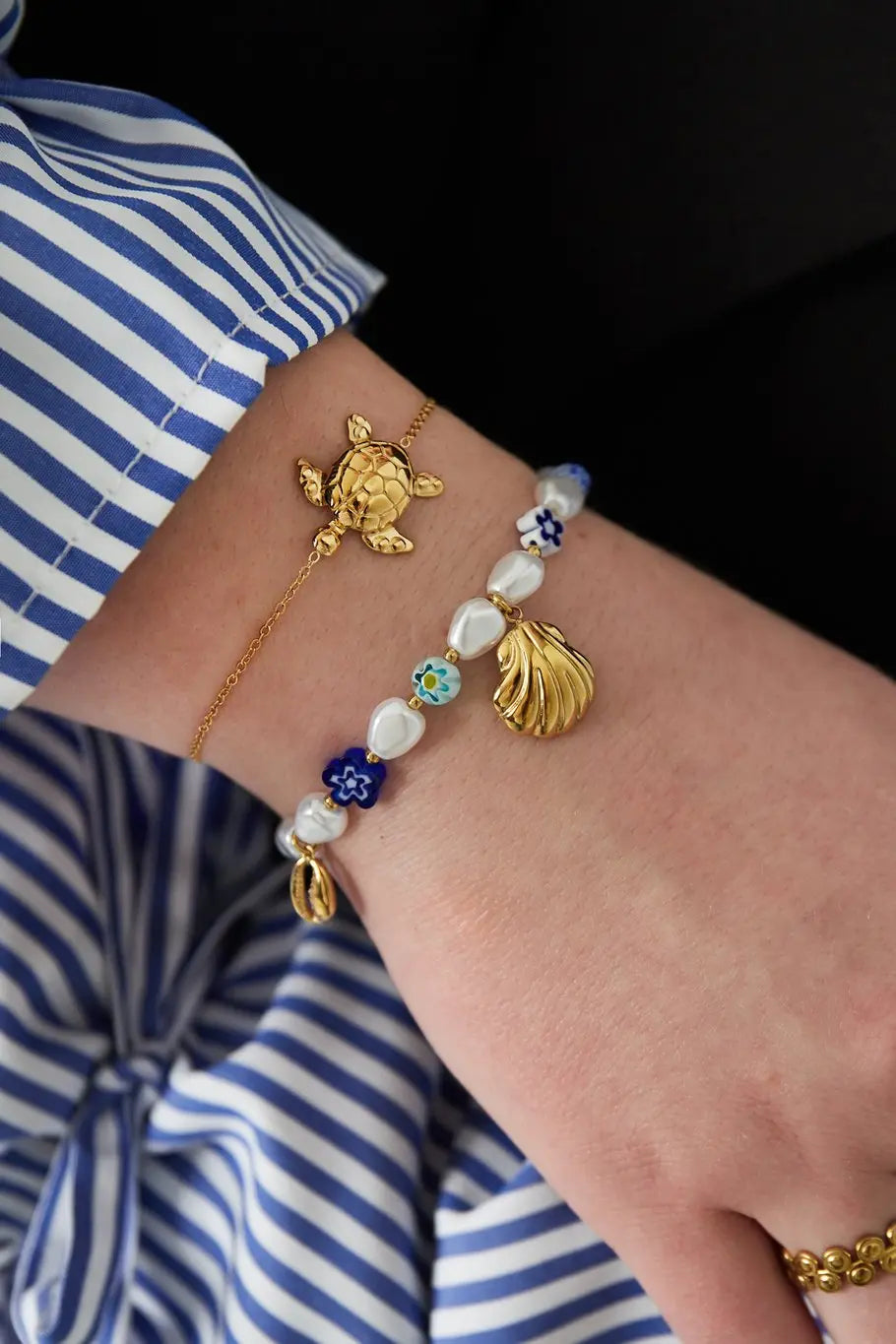 Close up van Imitatieparel armband met schelpen op model