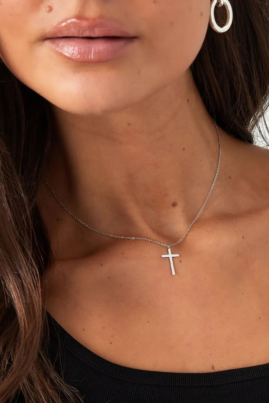 Close up van ketting met kruisje op model