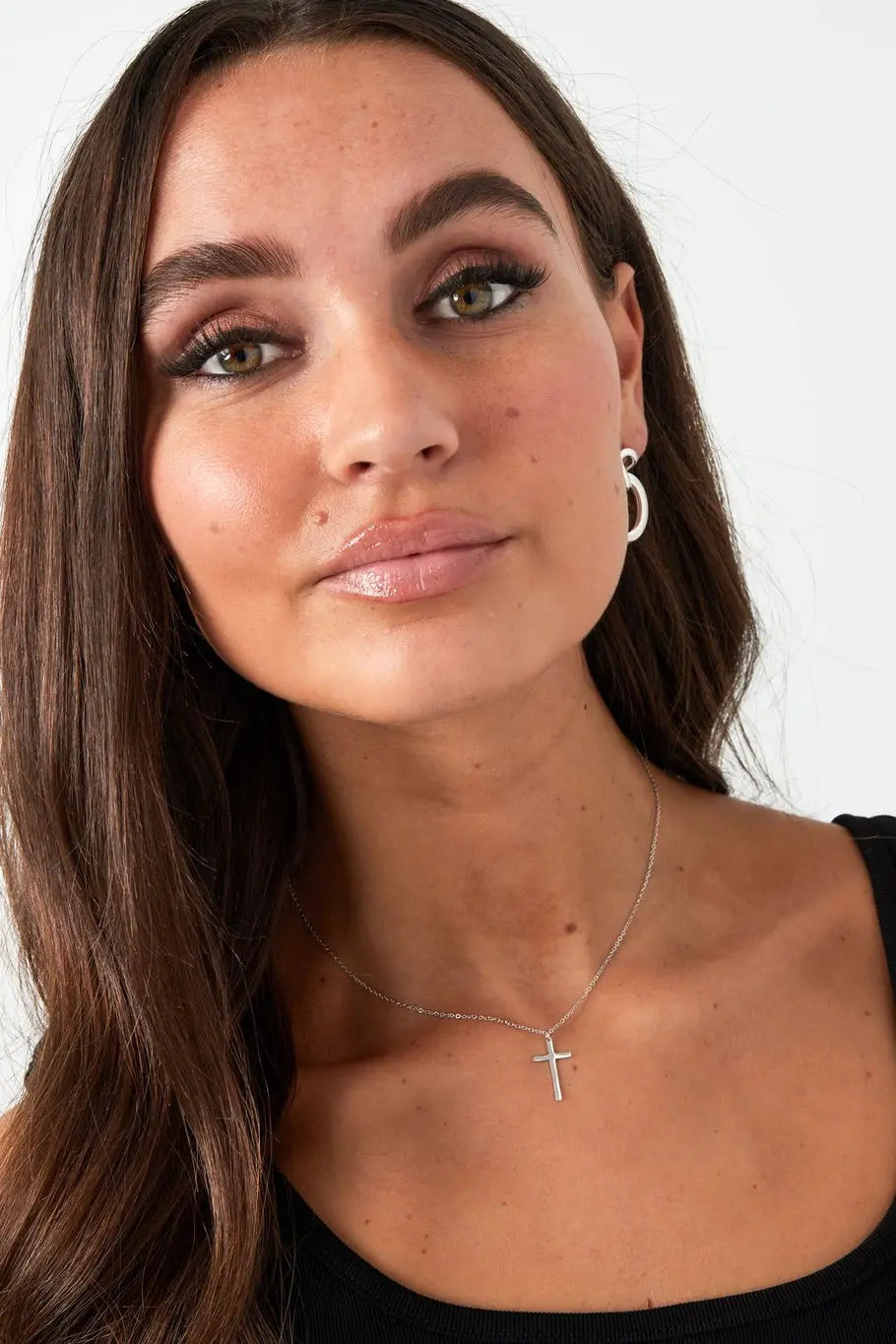 ketting met kruisje op model