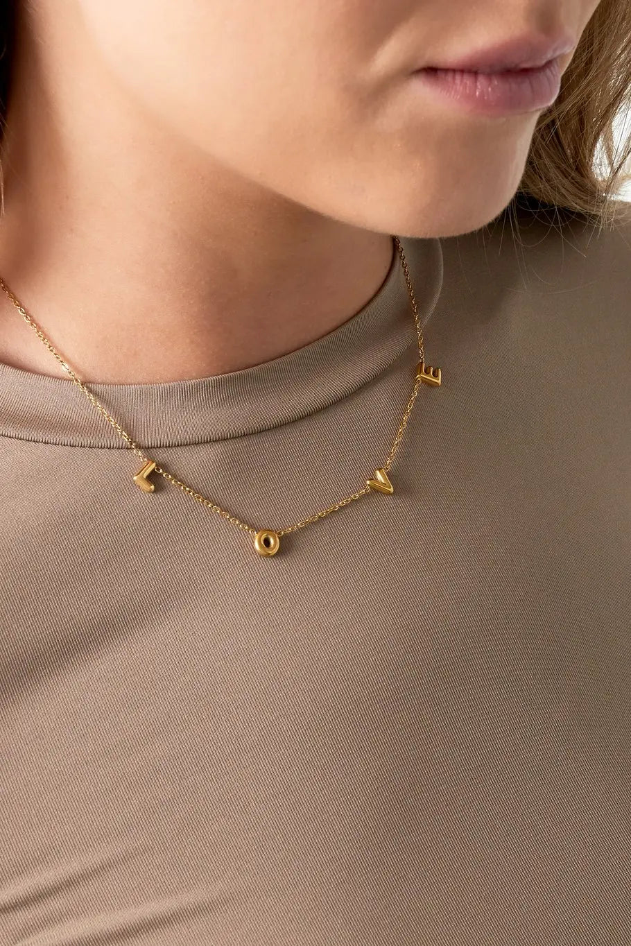 Close up van love ketting op model