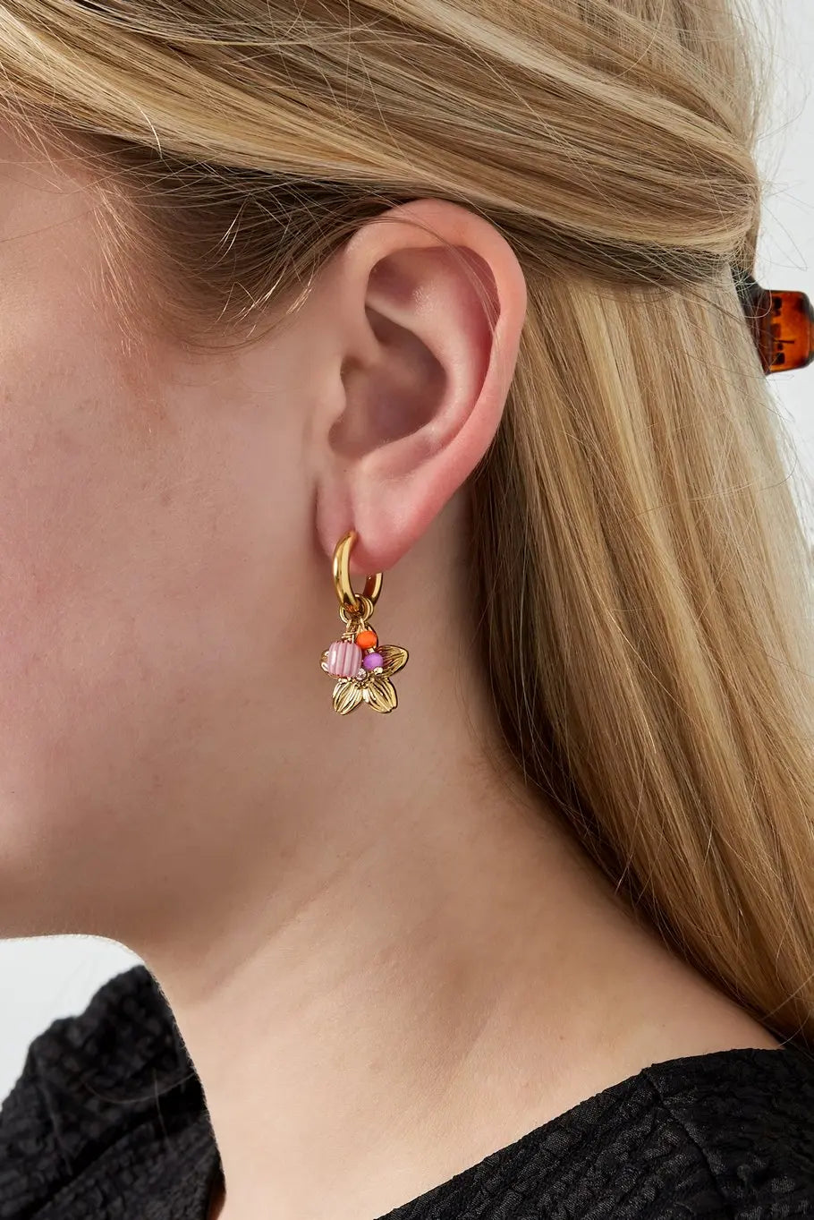 oorringen met bloem en kralen op model