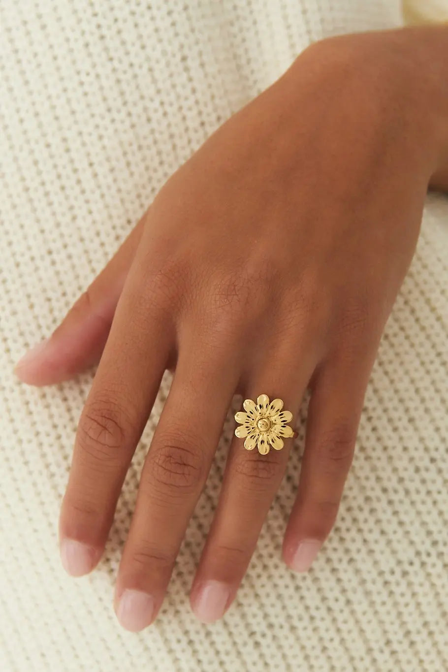 madelief ring om vinger model