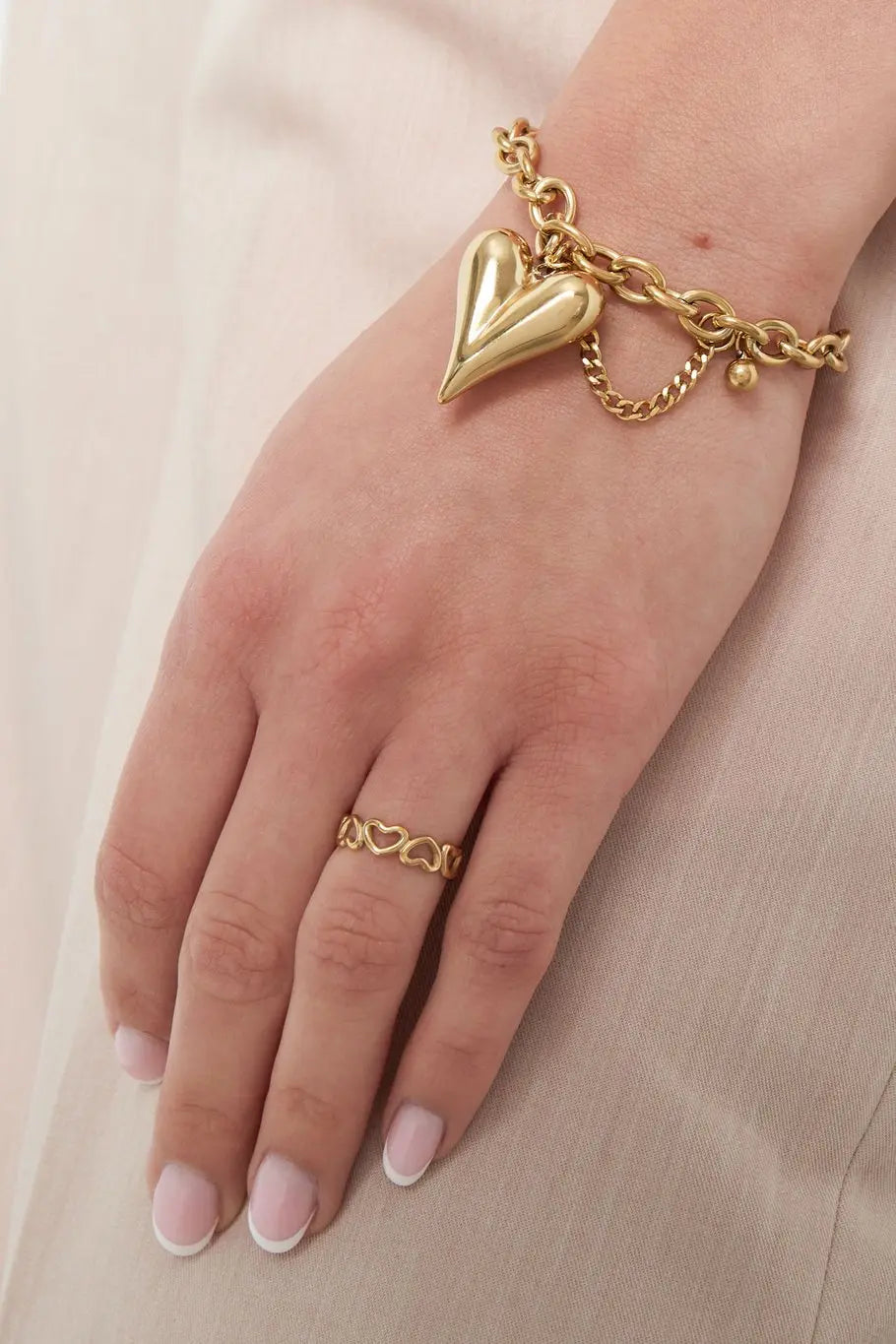 Close up an open hartjes ring op model