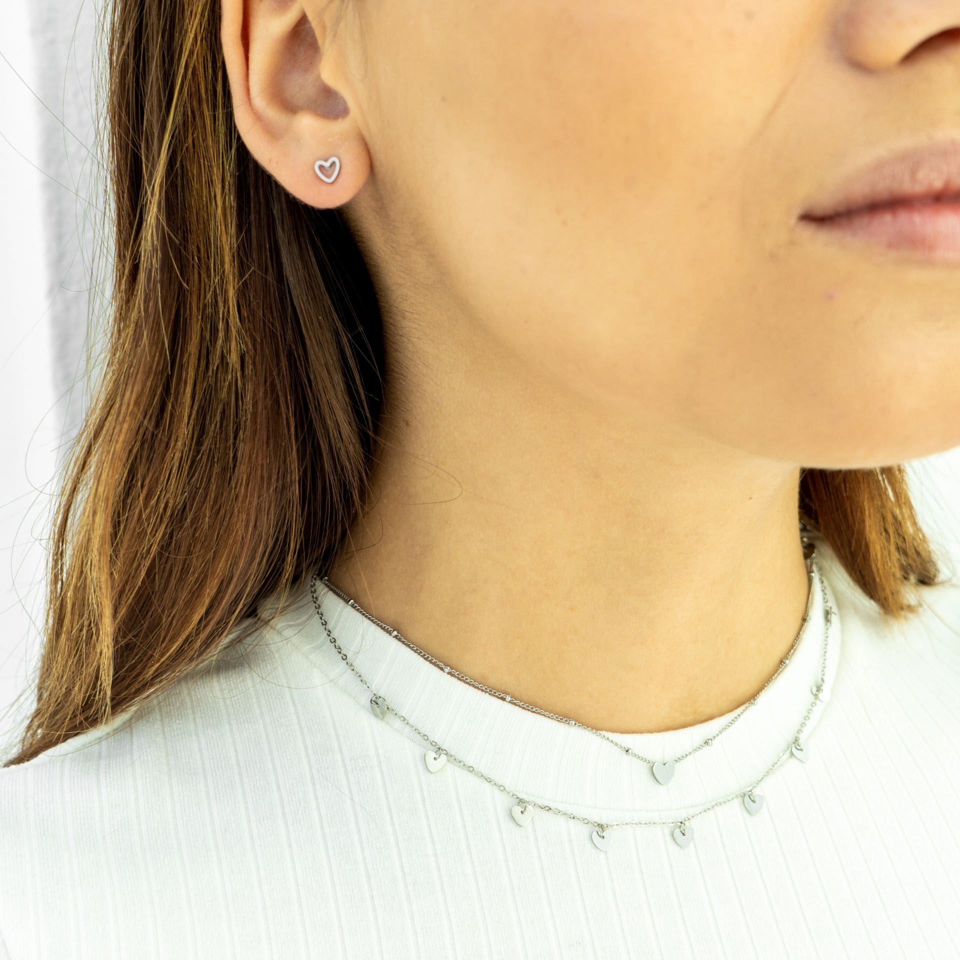 Zilveren stud oorbellen op model