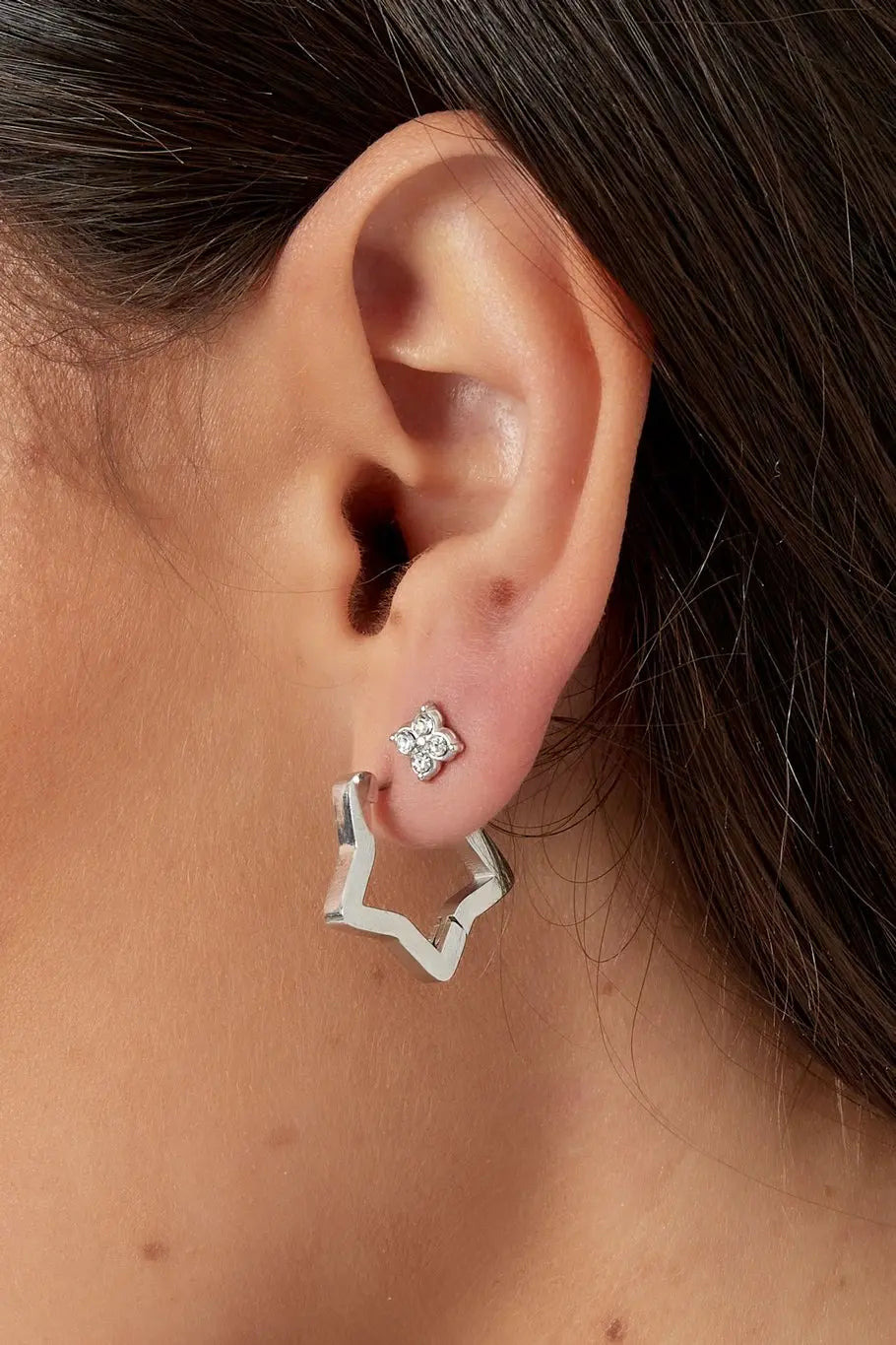 Close up van zirkonia studs op model