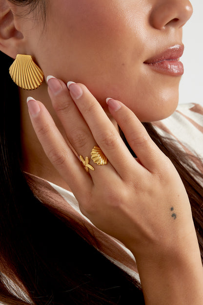 ring met zeeschelp en ster op model