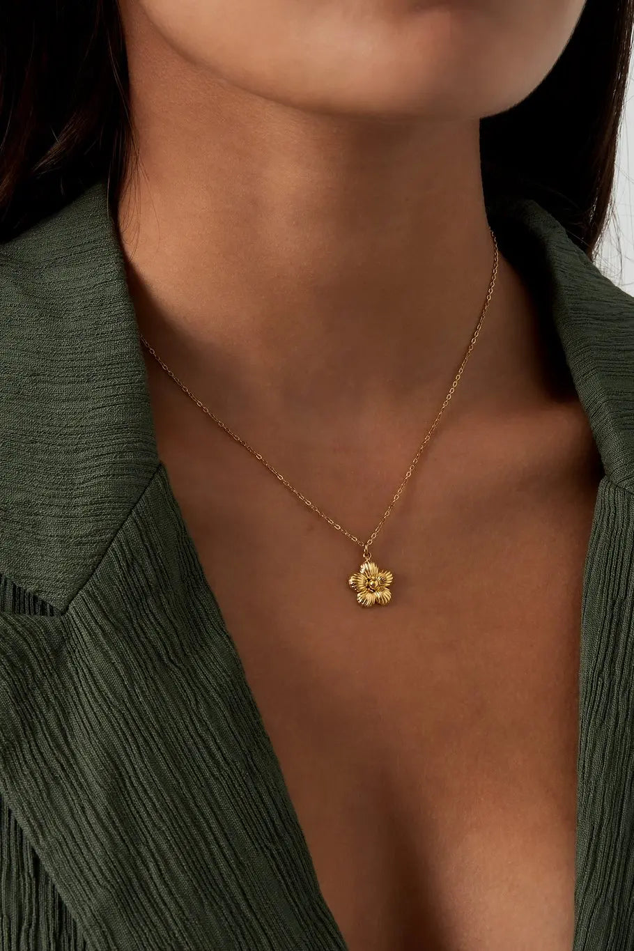 Close up van daisy ketting op model