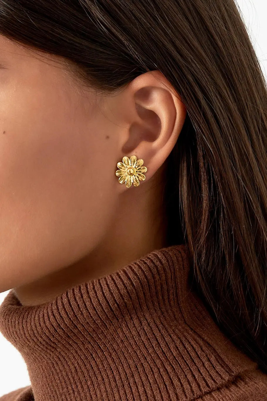 Madelief studs op model
