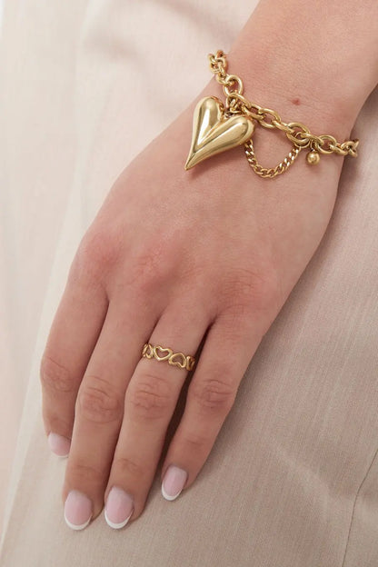Close up an open hartjes ring op model